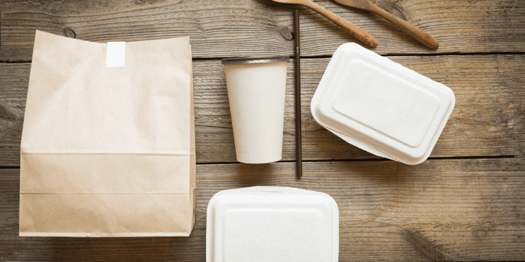 Divers emballages alimentaires éco-responsables : sac kraft, gobelet carton, boites bagasse et couverts en bois