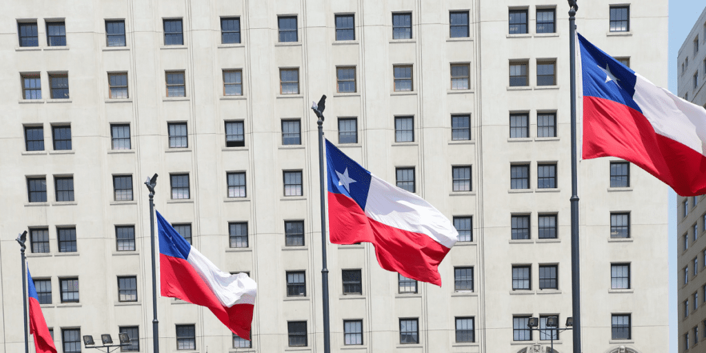 Plusieurs drapeaux chiliens devant un bâtiment