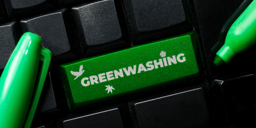 Clavier d'ordinateur avec une touche colorié en verte où il est écrit greenwashing en blanc, feutres verts à côté