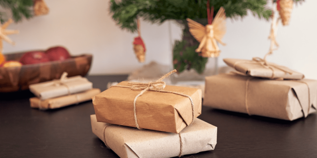 Plusieurs cadeaux de Noël emballés dans du papier cartonné