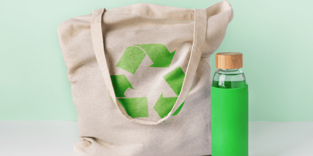 Sac cabas coton avec le logo recyclage à côté une gourde