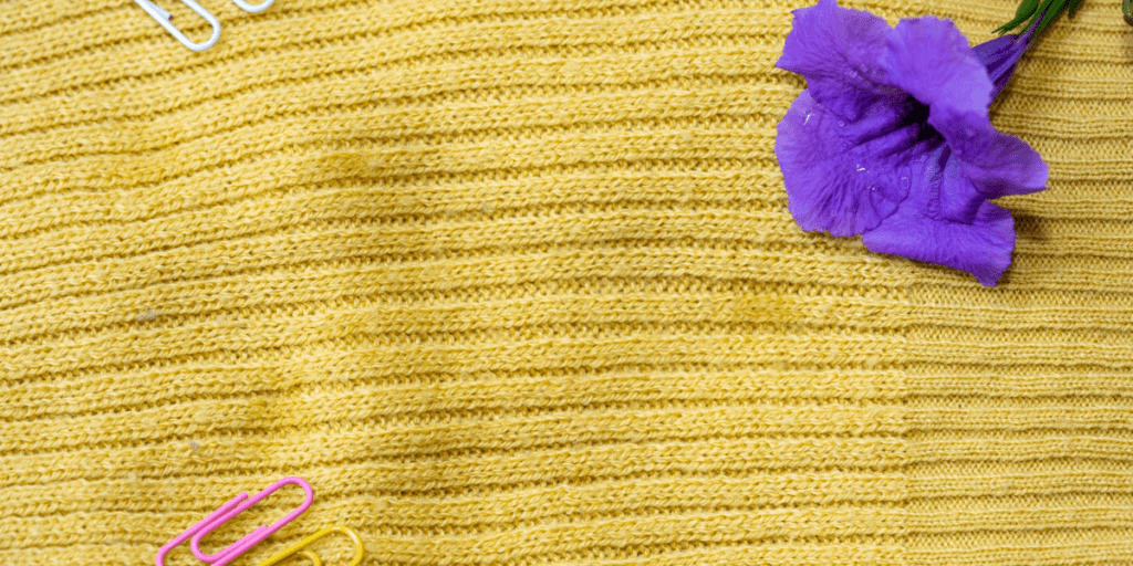 Fleur Violette de Tencel posé sur un tissu jaune en Tencel