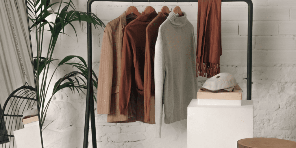 Plusieurs vêtements accrochés sur une penderie dans un showroom