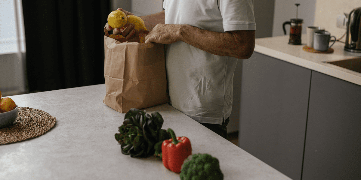 Sac en papier Kraft avec des légumes dans une cuisine 