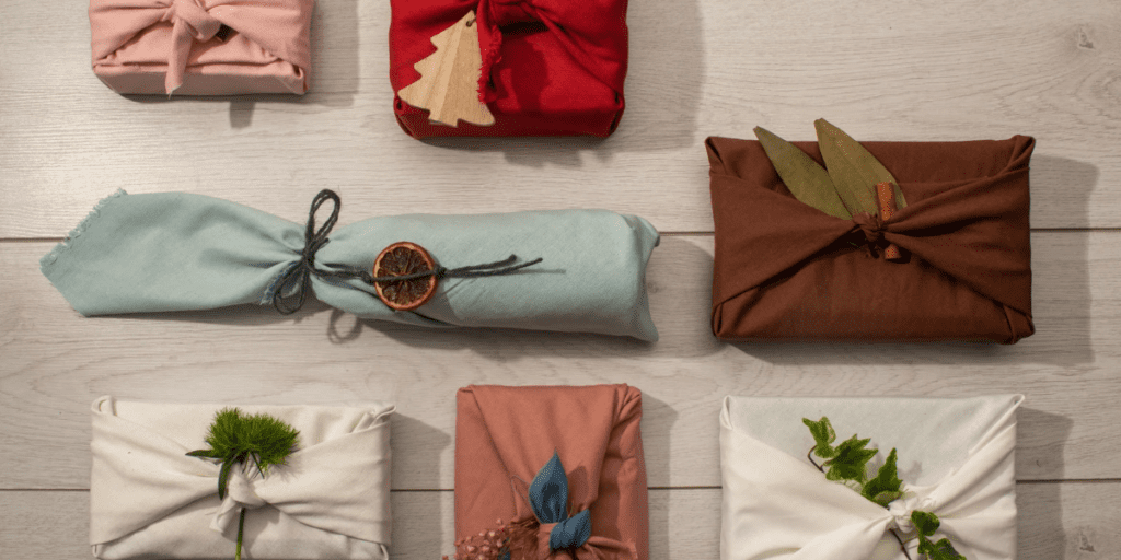 Plusieurs cadeaux différents emballés dans foulard furoshiki