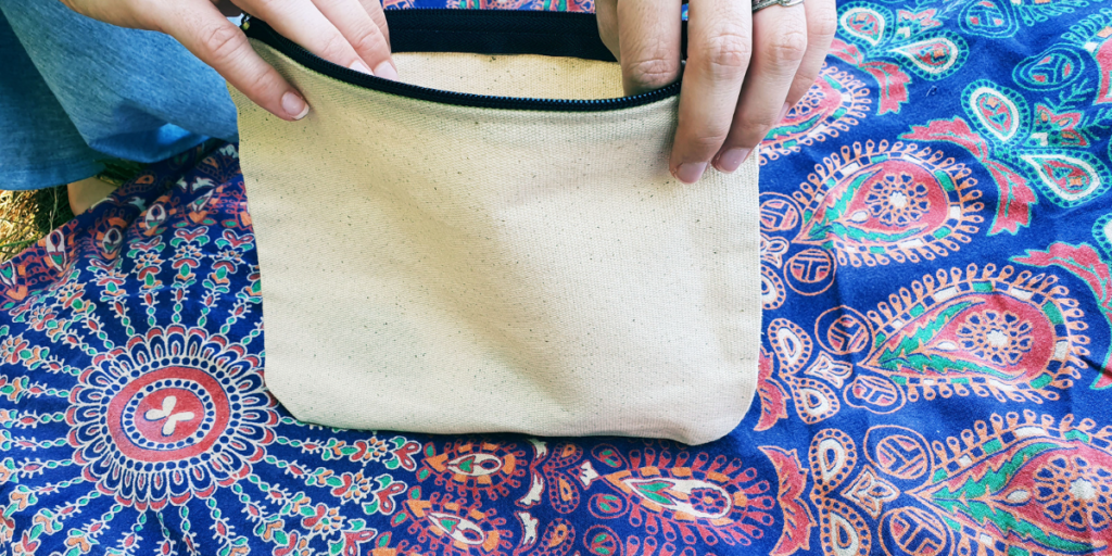 Femme qui ouvre une trousse de toilette en coton vierge