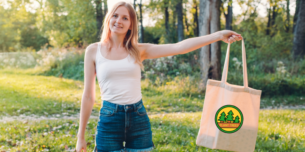 Femme tenant un tote-bag en coton écologique personnalisé avec un logo